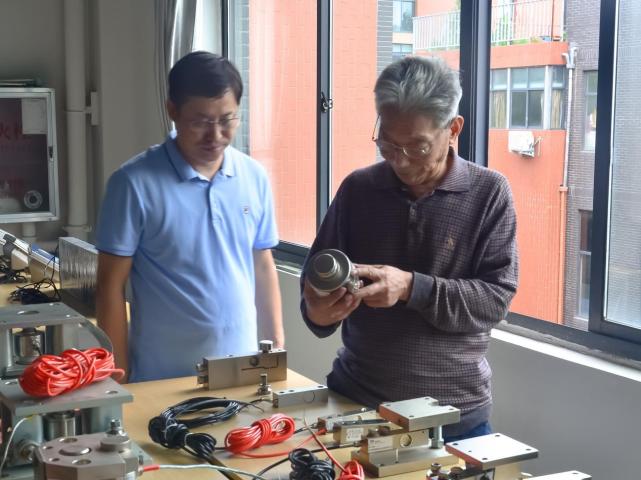产品的介绍后,王有全会长对郑州新益德机电设备的研发设计